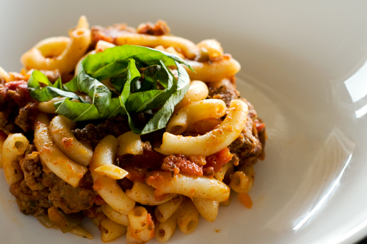 round meal macaroni and beef